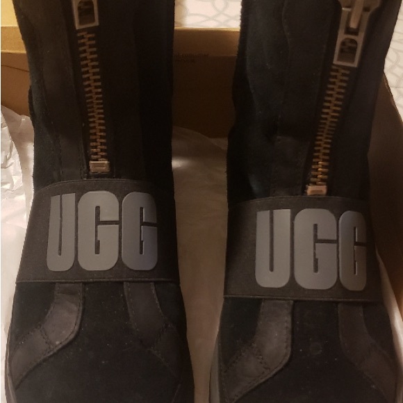Ugg Boots- like New - Picture 4 of 4